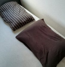 ベッドの上の枕